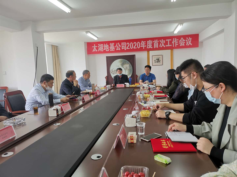 政府領(lǐng)導(dǎo)蒞臨公司會(huì)議并代表市、鎮(zhèn)二級(jí)頒獎(jiǎng)
